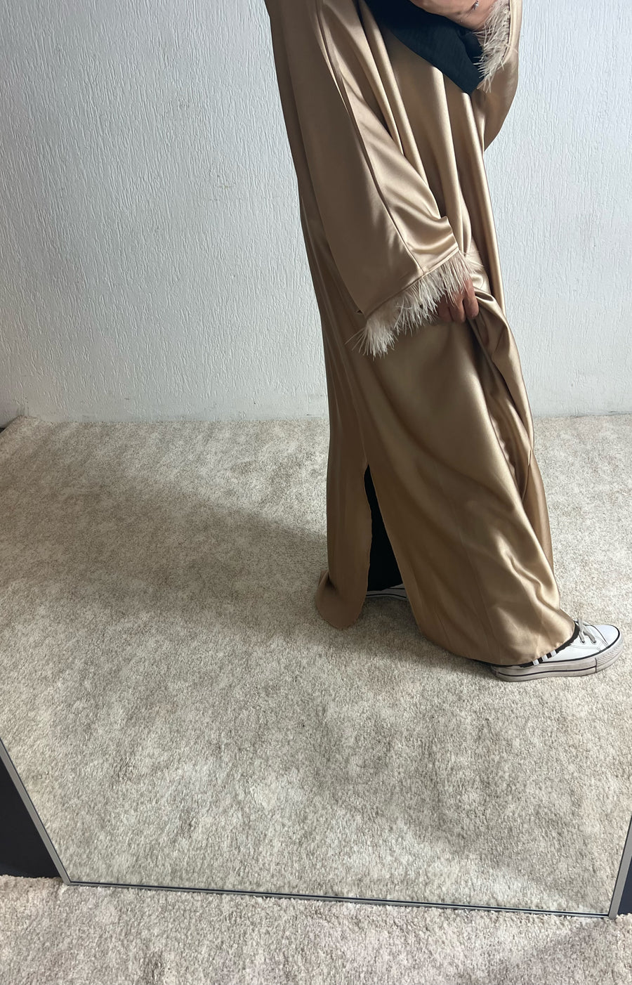 Abaya satin plume, couleur beige foncé